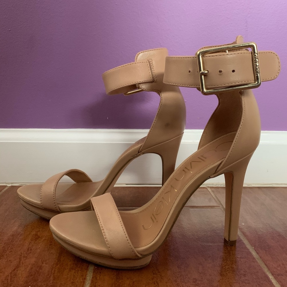 CALVIN KLEIN Vivian Platform Sandal - Used